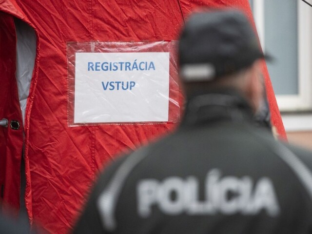 Neveria výsledkom? Niektorí sa boli testovať opäť, polícia reaguje