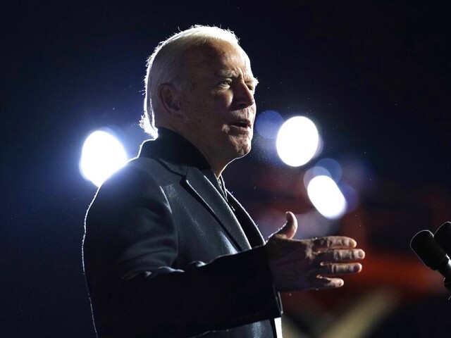 V prieskumoch stále vedie Biden, analytici však čakajú tesný súboj