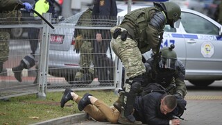 Polícia v Bielorusku tvrdo zasiahla, padli aj varovné výstrely