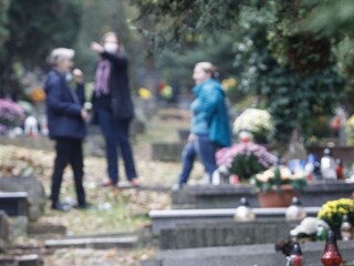 Cintorín, pre ktorý sa sporili minister a primátor, strážili. Padli i pokuty