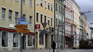 Európa zavádza prísne opatrenia, situácia v ČR sa mierne zlepšuje