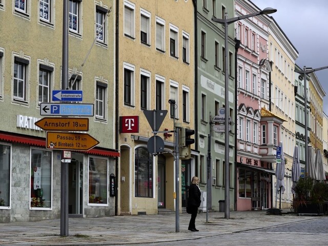 Európa zavádza prísne opatrenia, situácia v ČR sa mierne zlepšuje