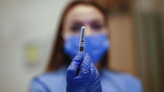 Šíri sa video, ktoré spája sieť 5G, rúška a "smrtiacu" vakcínu