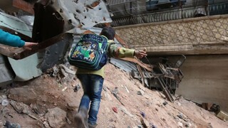 Po takmer trojdňovom pátraní zachránili spod trosiek dve deti