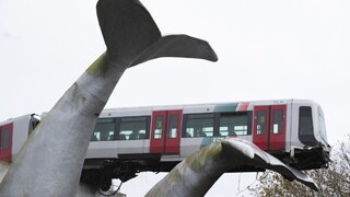 Súprava metra aj s vodičom zostala visieť na soche veľryby