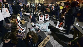 Vo Varšave opäť protestoval rozhnevaný dav, premiér vyzýva na dialóg