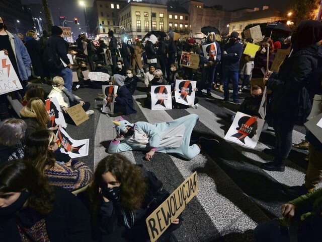 Vo Varšave opäť protestoval rozhnevaný dav, premiér vyzýva na dialóg