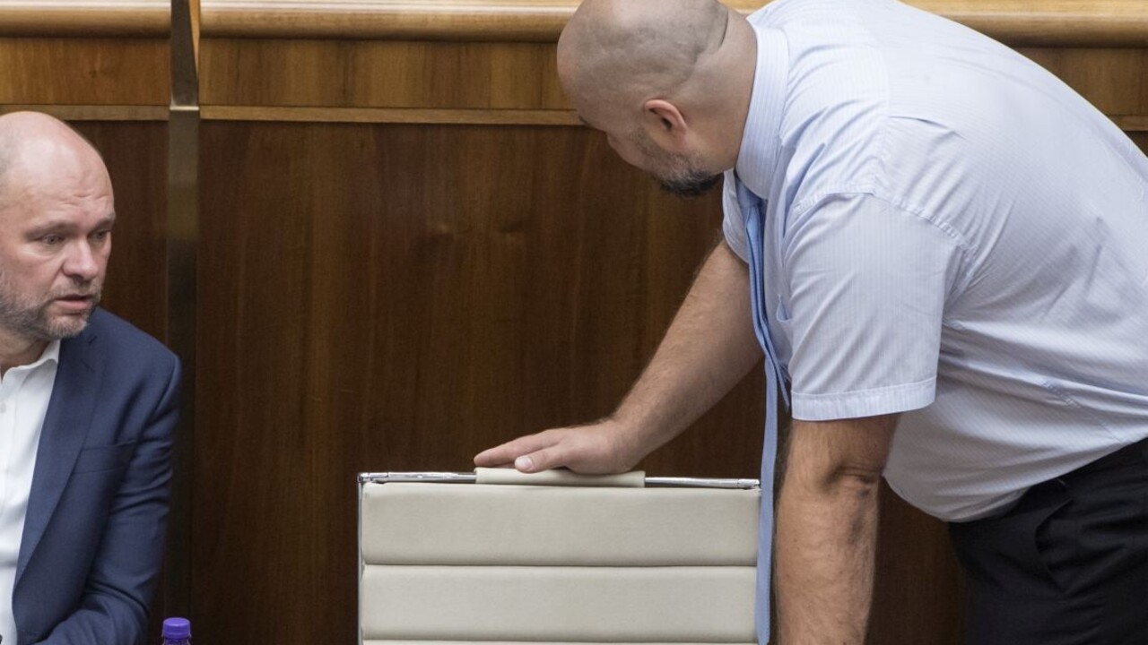 Policajt mal pre rúško napadnúť poslanca NR SR. Prípad riešia