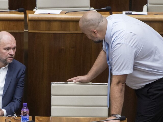 Policajt mal pre rúško napadnúť poslanca NR SR. Prípad riešia