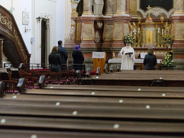Dobrá správa pre veriacich, omše sa s obmedzeniami vracajú