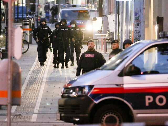Zverejnili, kto zabíjal vo Viedni. Mladík bol aj na Slovensku