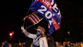 V Spojených štátoch netrpezlivo čakajú na výsledky. Biden vedie