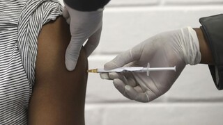 Bližšie k vakcíne? V Británii by ju mohli nasadiť koncom roka