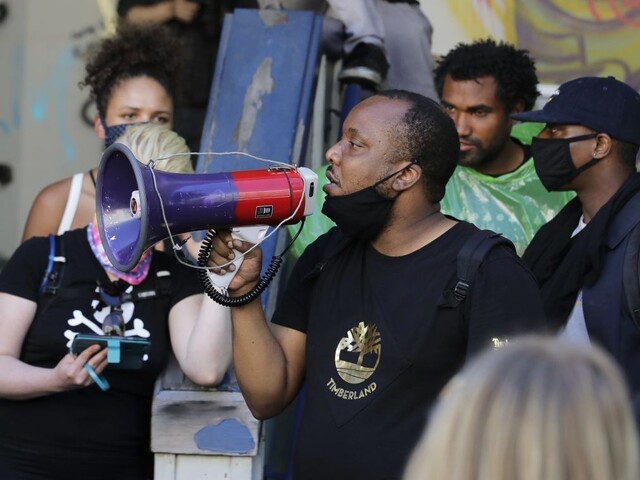 Voľby v USA vyhnali voličov do ulíc. Protest prerástol do násilností
