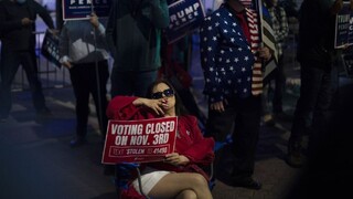 Napätie stúpa. Ľudia v Spojených štátoch vyšli do ulíc