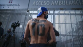 Maradona zostáva v nemocnici. Podrobuje sa ďalšej liečbe