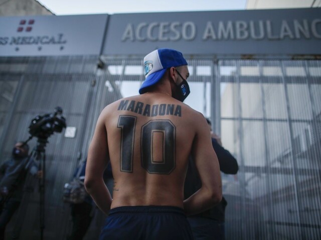 Maradona zostáva v nemocnici. Podrobuje sa ďalšej liečbe