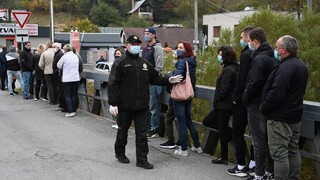 Tisíce tímov, 45 okresov. Testujú aj na hraniciach červených zón