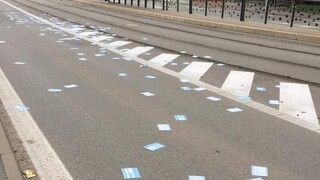 Na uliciach našli stovky nevyplnených certifikátov, polícia koná