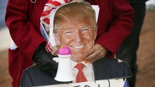 Volila Trumpa, už nie je moja matka. USA zostali rozpoltené