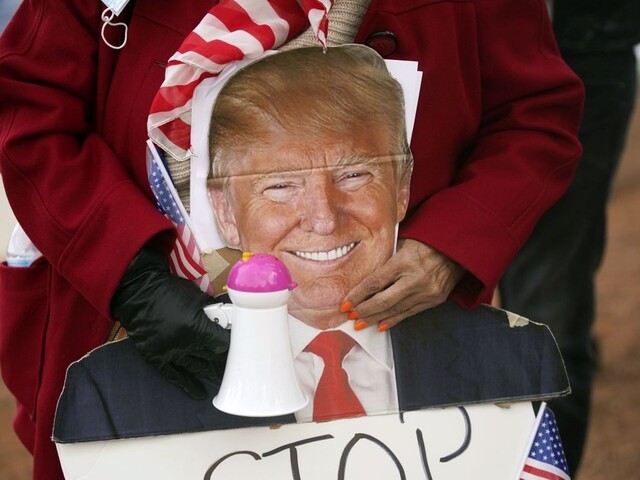 Volila Trumpa, už nie je moja matka. USA zostali rozpoltené