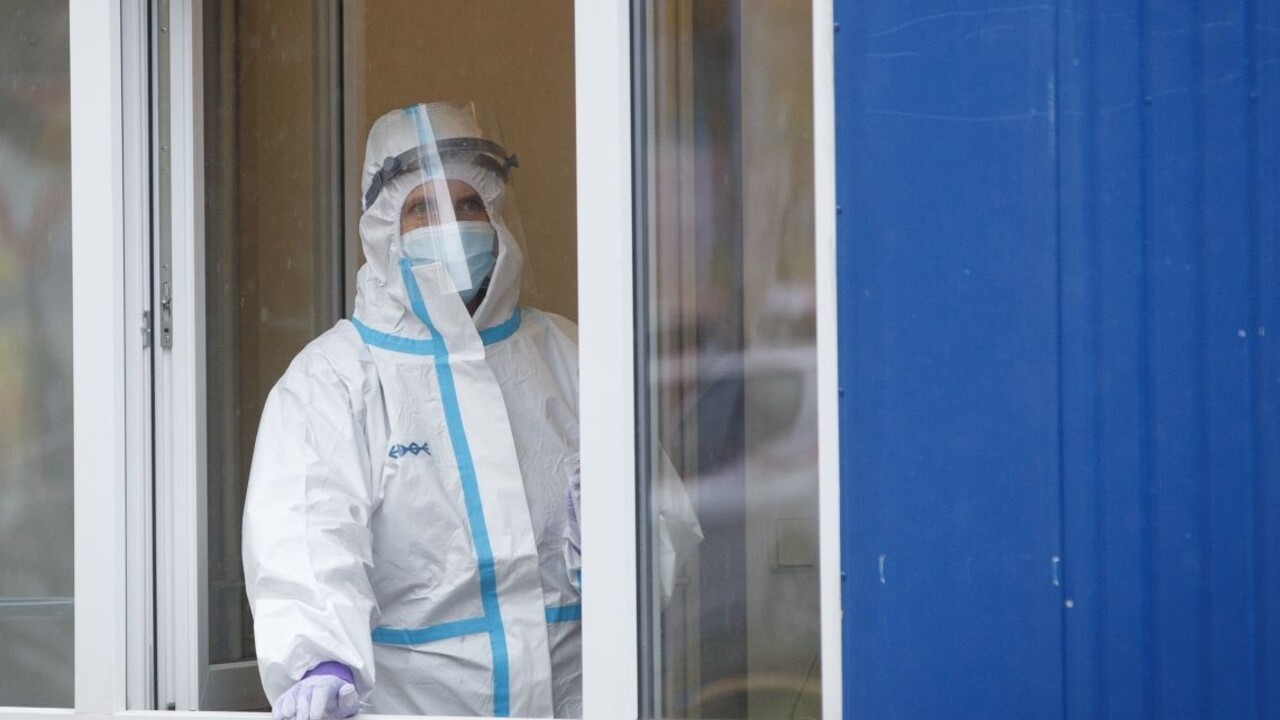 Oni ich potrebujú viac. Nesťahujme zdravotníkov, radí premiér