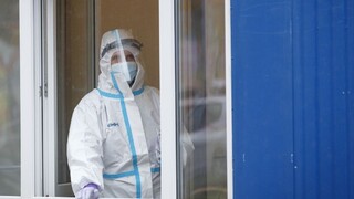 Oni ich potrebujú viac. Nesťahujme zdravotníkov, radí premiér