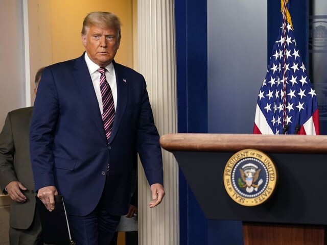 Zadržiavali správy o vakcíne, tvrdí Trump. Výrobca to popiera