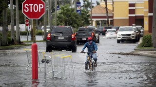 Silná búrka zasiahla Floridu, spôsobila nebezpečné záplavy