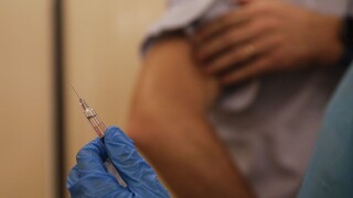 Svet reaguje na veľkú účinnosť vakcíny. Kedy bude v EÚ?