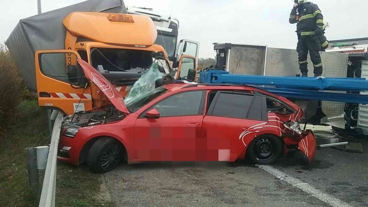 Hromadná nehoda na diaľnici. Smer do Bratislavy uzatvorili