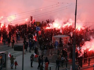 Krajne pravicoví sympatizanti zaplnili Varšavu, niekoľkých zadržali