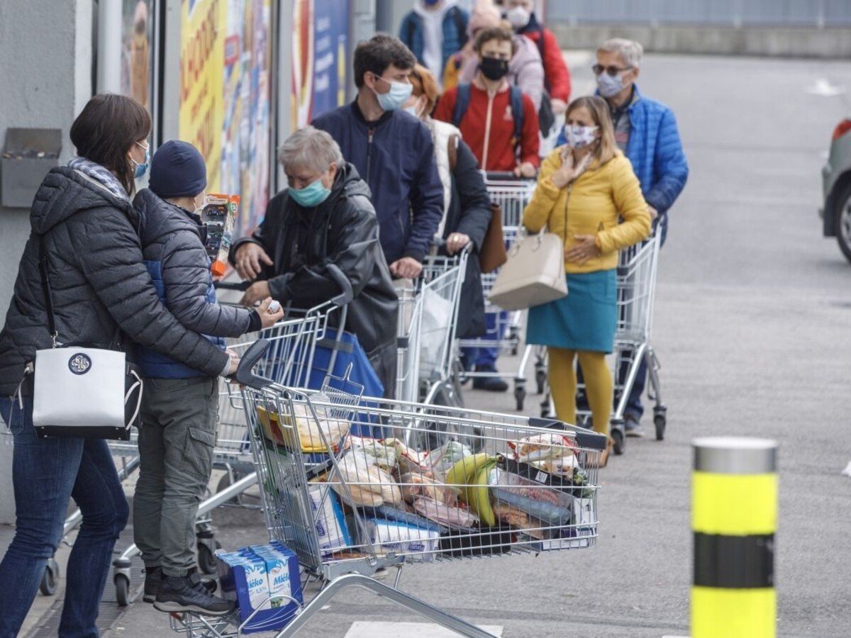 Pribudlo doteraz najviac úmrtí, nakazených sú opäť tisícky