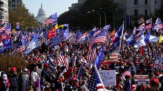 Ulice zaplnili podporovatelia Trumpa. Rastú obavy z konfliktov