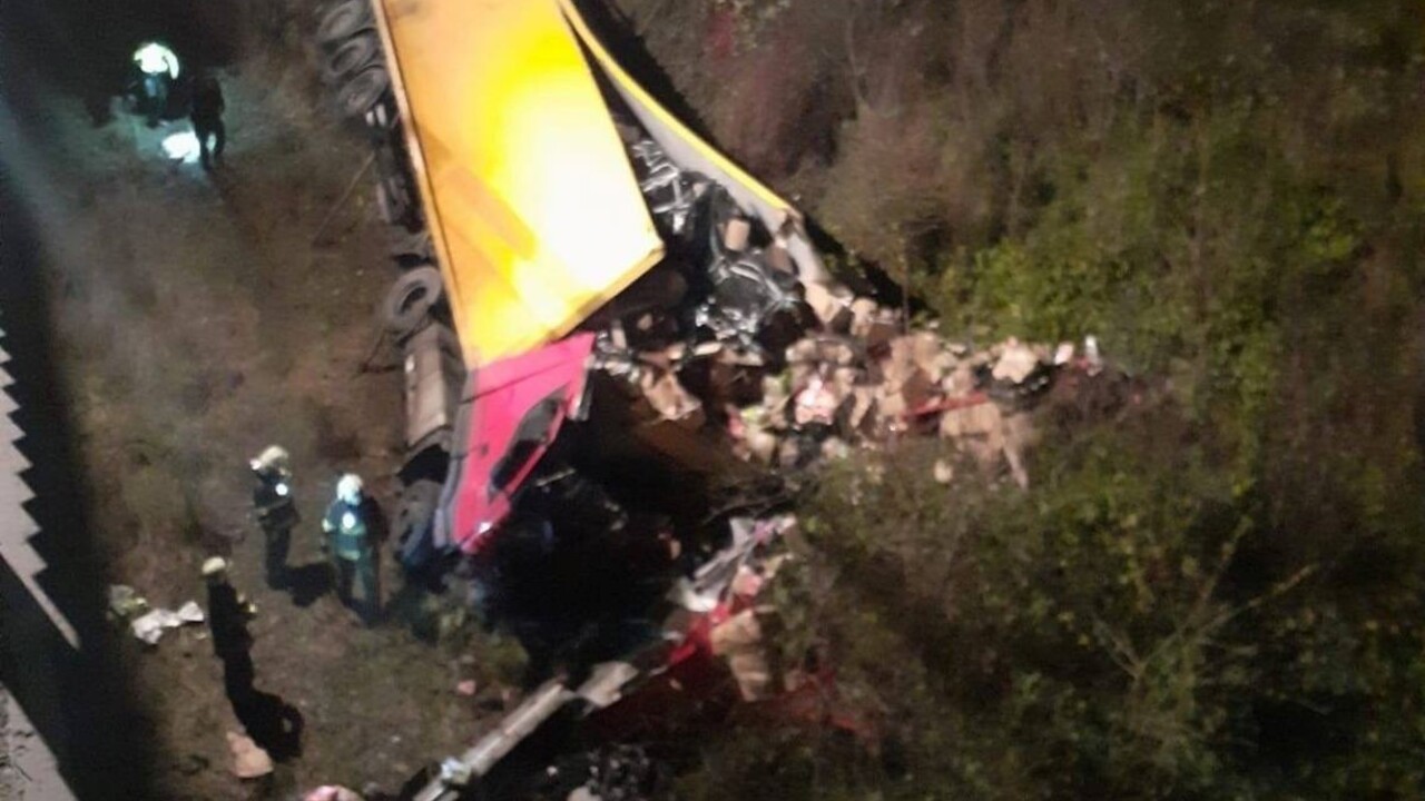 Pád kamióna z mosta na východe Slovenska si vyžiadal obeť