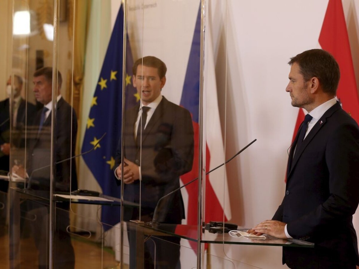 Kurz chce zaistiť normálne Vianoce. Pôjde po vzore Slovenska