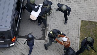 Na proteste v Bielorusku opäť nasadili obušky. Zatkli stovky ľudí