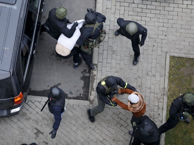 Na proteste v Bielorusku opäť nasadili obušky. Zatkli stovky ľudí