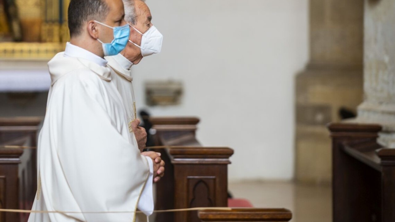 Ako je to s omšami. Miesta na státie sa rušia, naďalej platí dišpenz