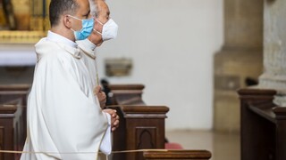 Ako je to s omšami. Miesta na státie sa rušia, naďalej platí dišpenz