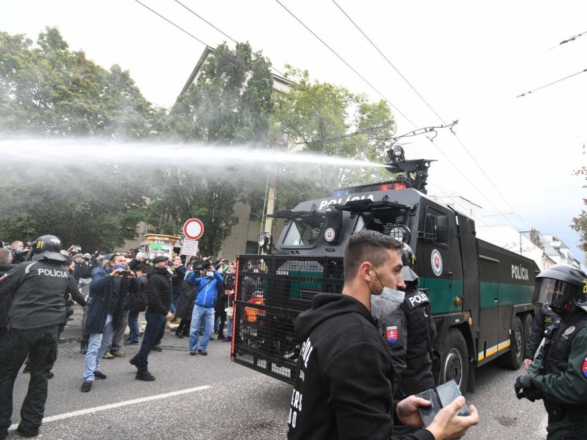Na protesty sa chystajú i ľudia so zbraňami. Mikulec: Nechoďte tam