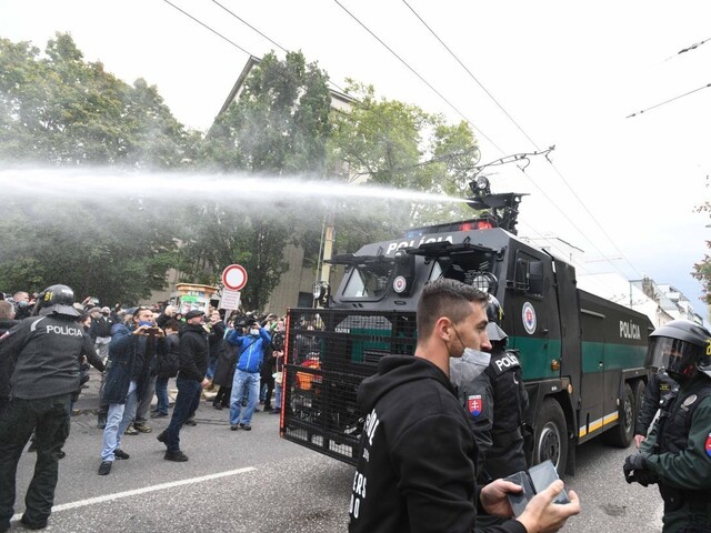 Na protesty sa chystajú i ľudia so zbraňami. Mikulec: Nechoďte tam