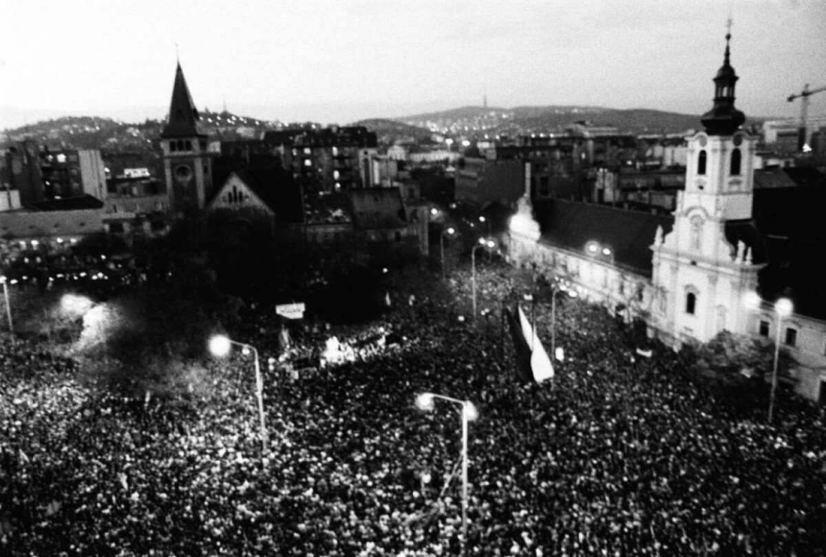 Manifestácia desaťtisícov Bratislavčanov na Námestí SNP v Bratislave 24. novembra 1989.