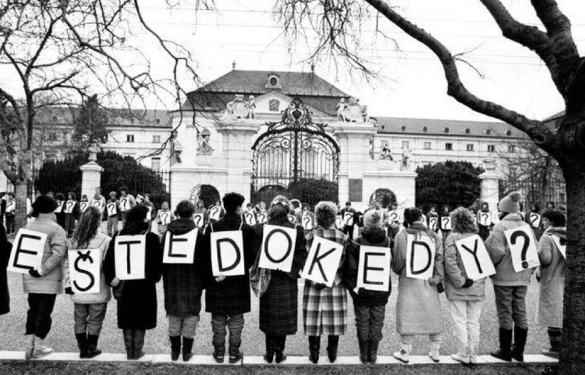 Reťaz študentov pred Úradom vlády SSR na Gottwaldovom námestí (dnešné Námestie slobody) v Bratislave 7. decembra 1989.