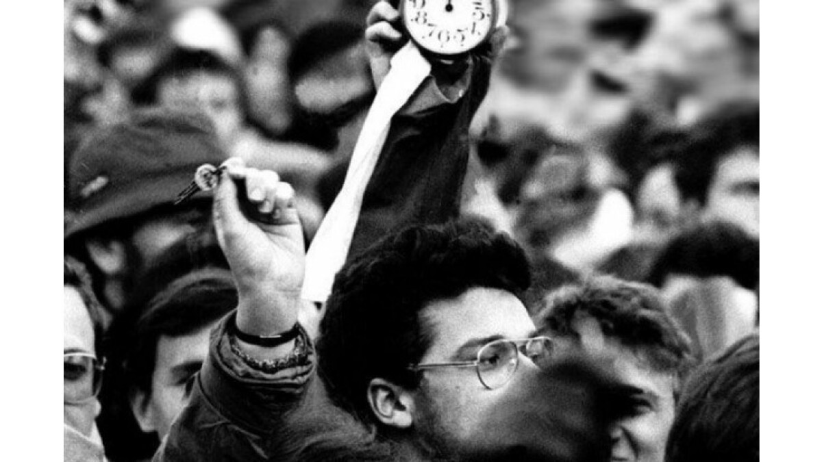 Symbolický záber, ktorý vyjadruje mienku zhromaždenia desaťtisícov manifestujúcich na bratislavskom Námestí SNP 25. novembra 1989.