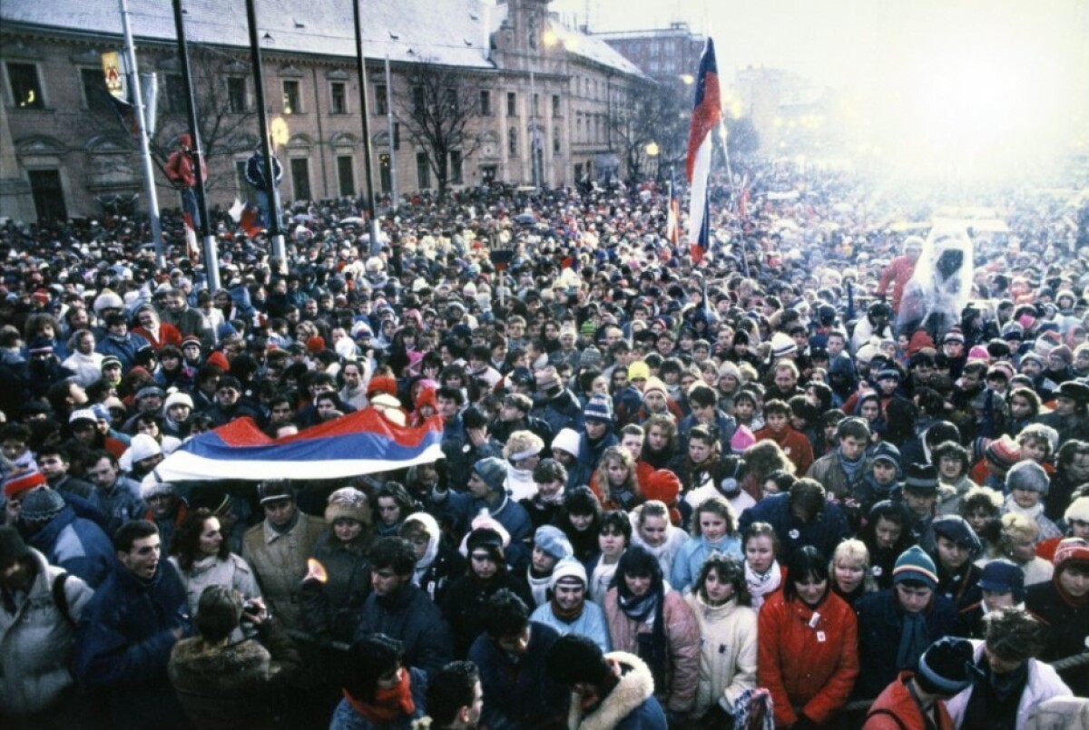 Na Námestí SNP v Bratislave sa 9. decembra 1989 konalo zhromaždenie občanov zvolané Koordinačným výborom občianskej iniciatívy Verejnosť proti násiliu.