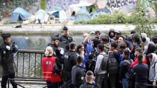 Migrantov v Paríži presunú do azylových centier, pri štadióne byť nemôžu