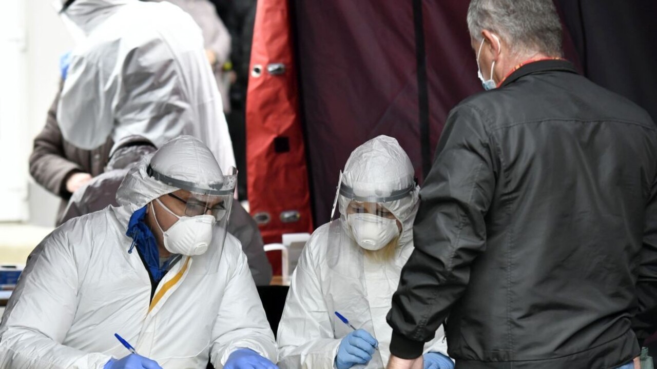 O počtoch nových nakazených začínajú informovať po novom