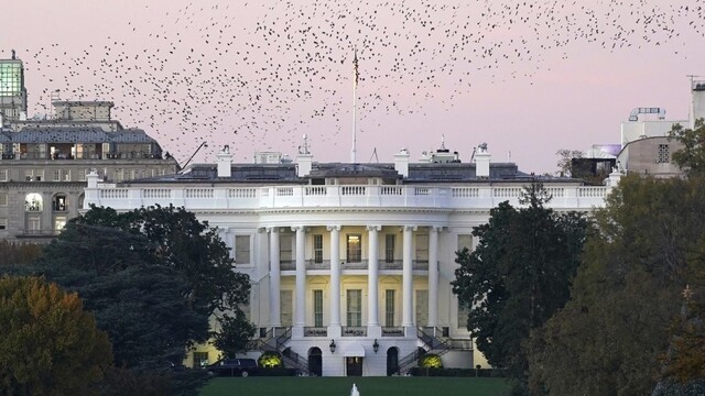 Toto tu nebolo desaťročia. Trump blokuje tím svojho nástupcu