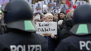V Berlíne protestujú proti opatreniam, polícia použila vodné delá